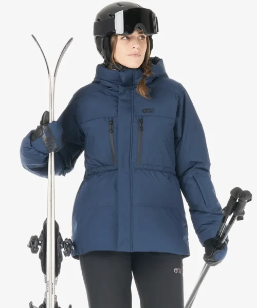 Picture Organic Clothing Lement -naisten laskettelutakki mallin päällä lasketteluvarusteiden kanssa